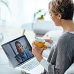 Mujer teniendo una sesión online con su psicólogo.